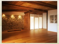 L'espace bien-être où bois pierre et verre sont les principaux matériaux. Crédit Inspiration Magazine