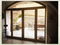 La baie vitrée, large ouverture sur la terrasse qui apporte la luminosité à la pièce à vivre. Crédit INspiration Magazine